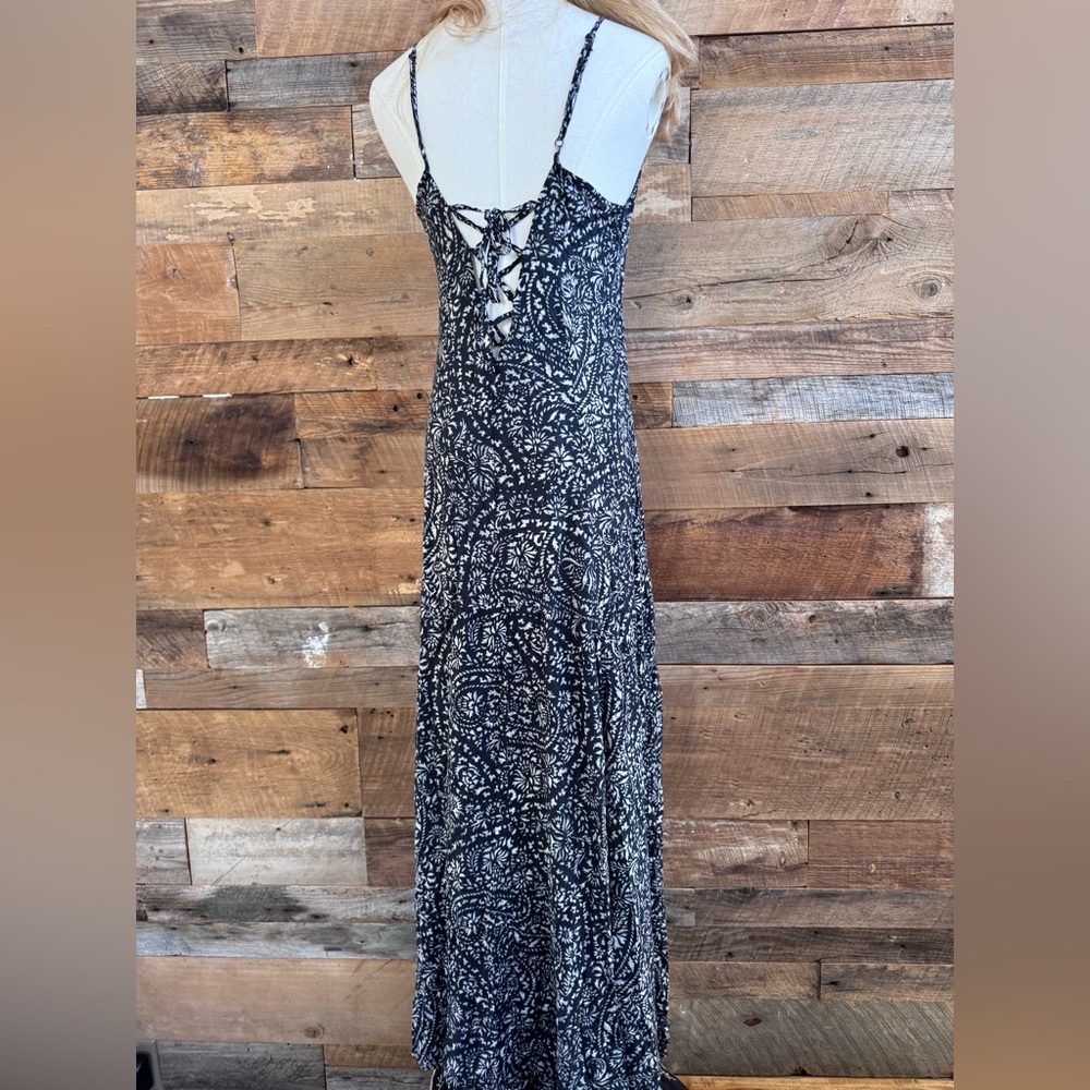 Abercrombie & Fitch Black & White Paisley Lace-Up Back Maxi Dress - Size Medium - Picture 3 of 16